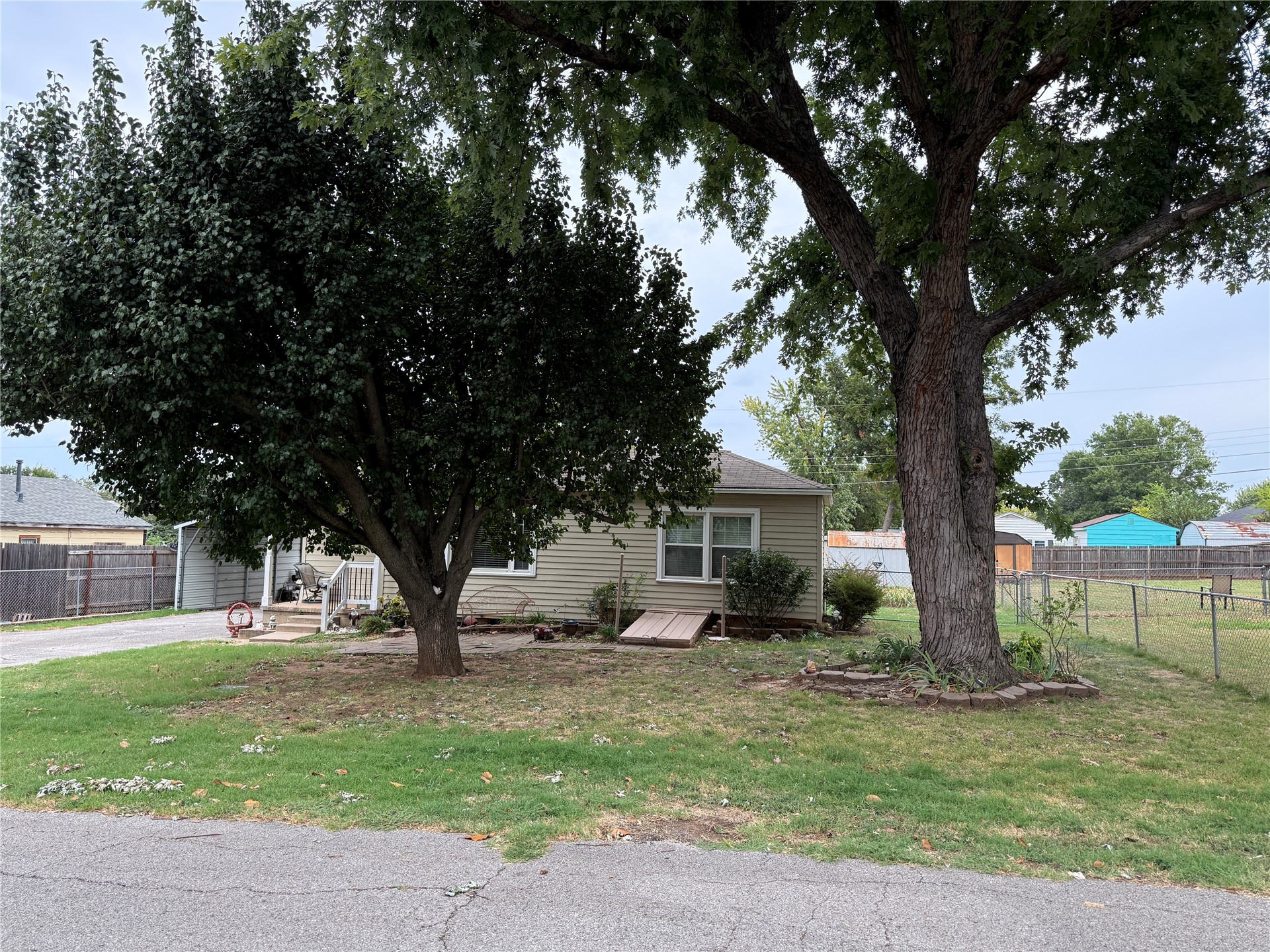 305 W 40th Place Property Photo 15
