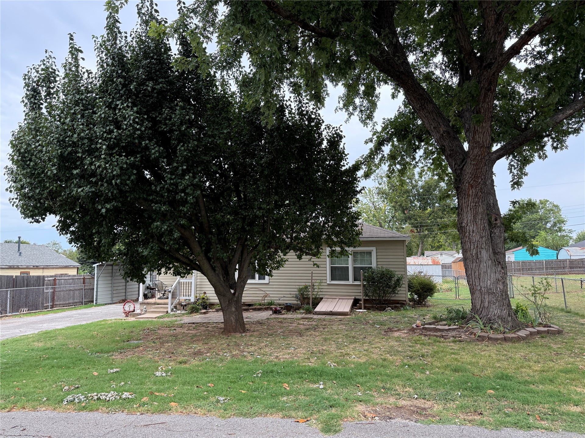 305 W 40th Place Property Photo 16