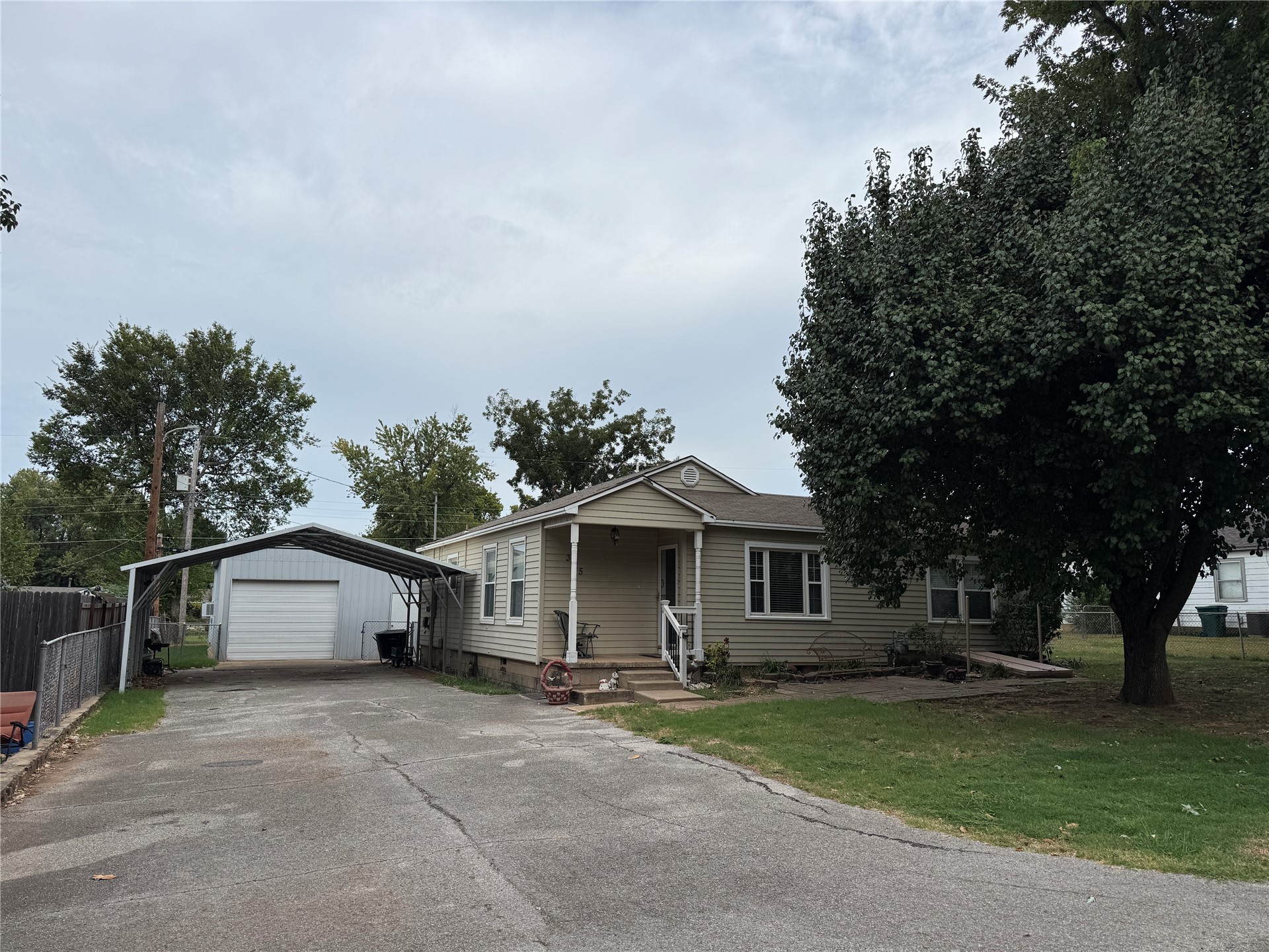 305 W 40th Place Property Photo 17