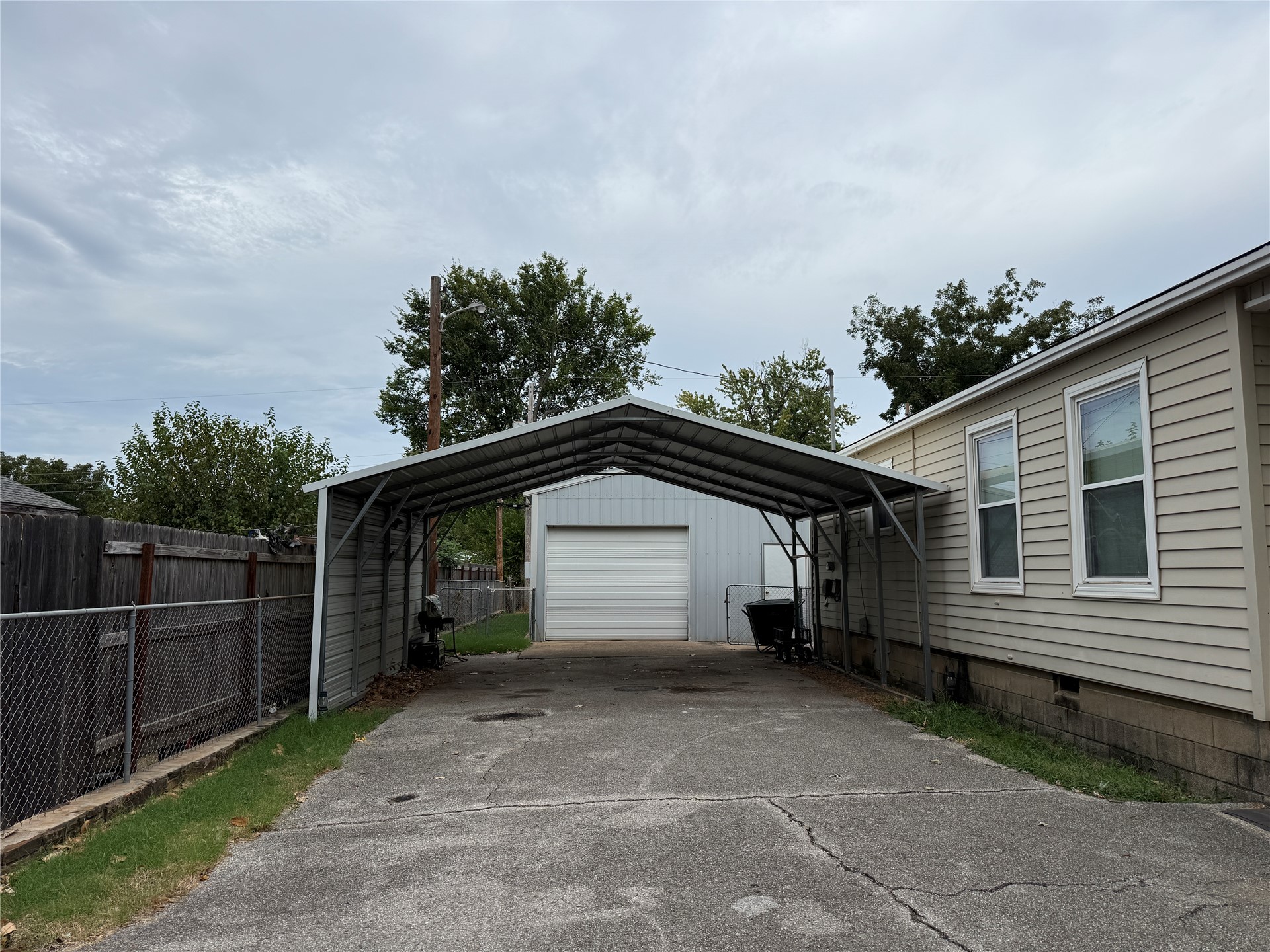 305 W 40th Place Property Photo 18
