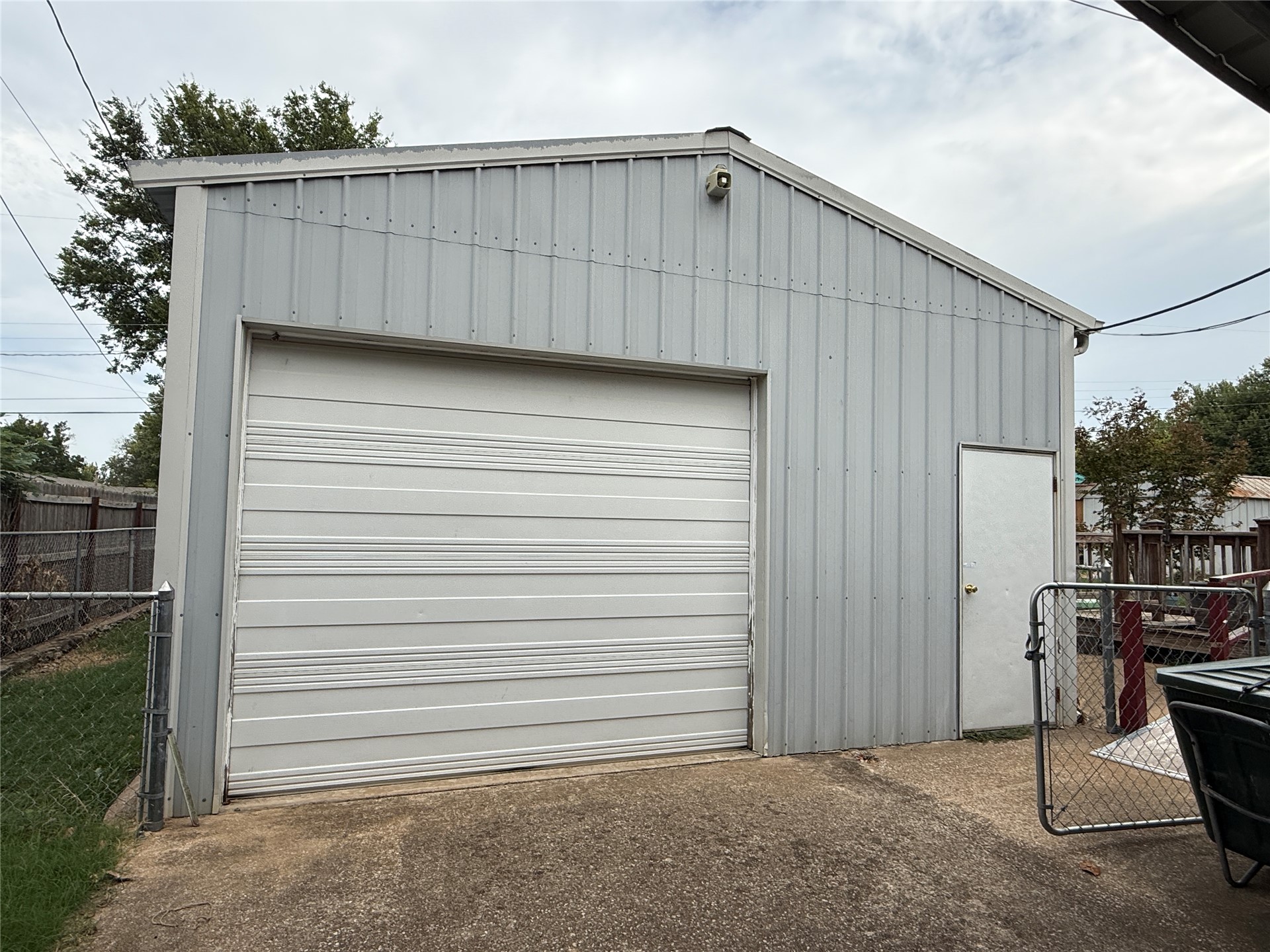 305 W 40th Place Property Photo 19