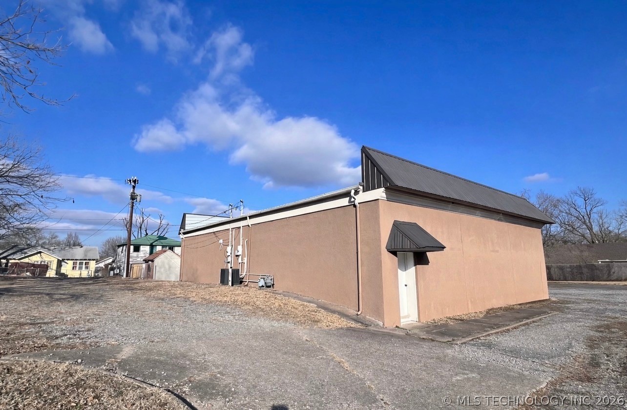 729 S 6th Property Photo 3
