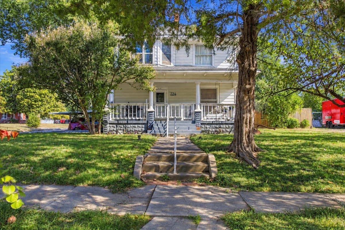 724 W Cedar Street Property Photo 1