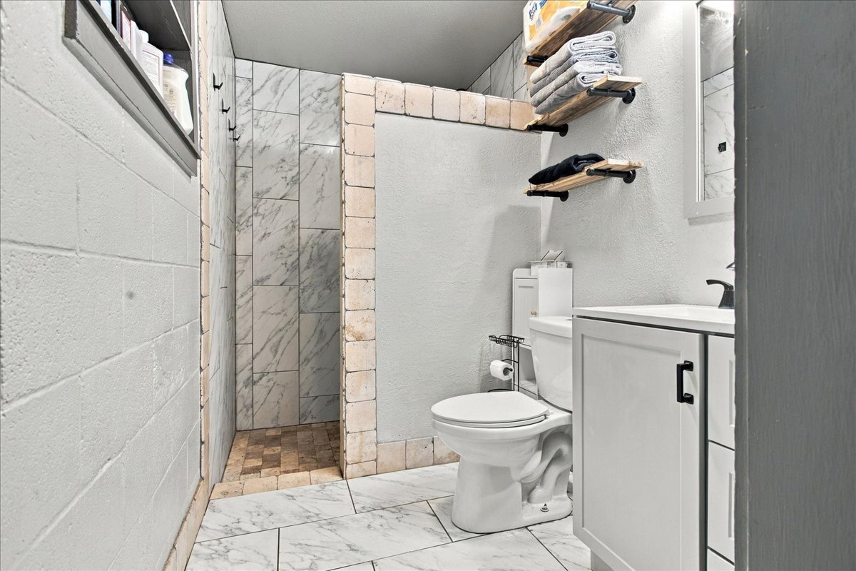 724 W Cedar Street Property Photo 17