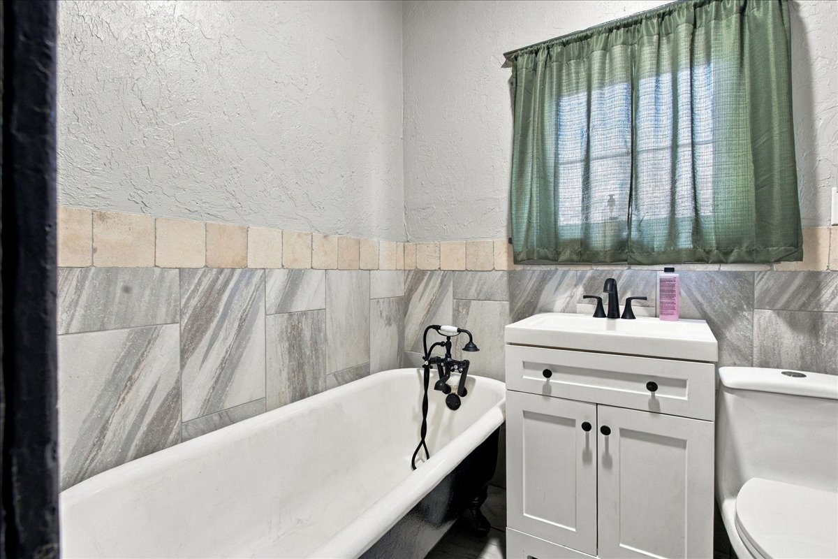 724 W Cedar Street Property Photo 18