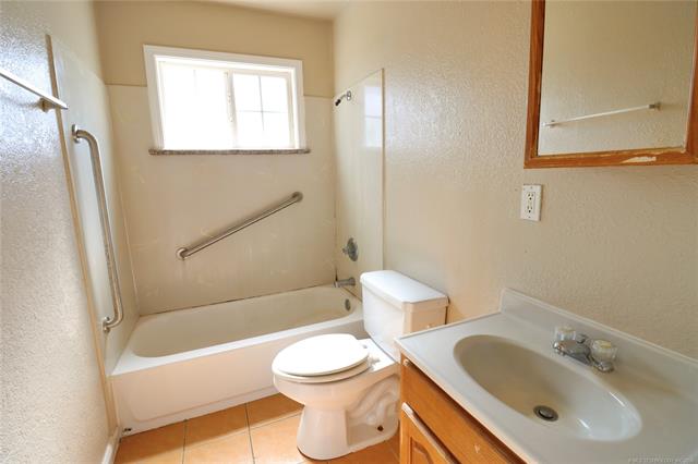 320 W 63rd Place N Property Photo 9