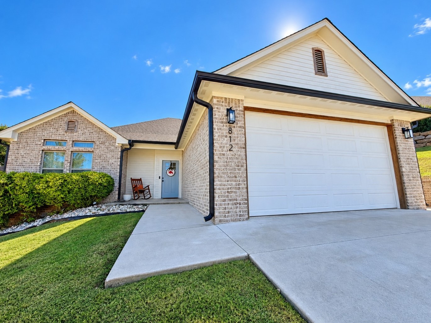 812 E Finley Ridge Drive Property Photo 1