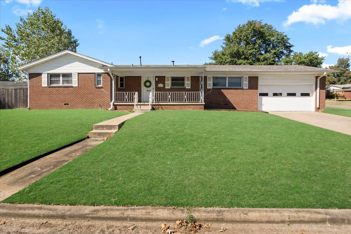 2810 S Hudson Avenue Property Photo 1