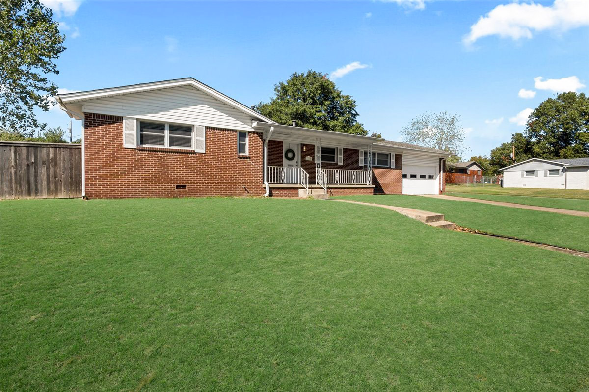 2810 S Hudson Avenue Property Photo 3