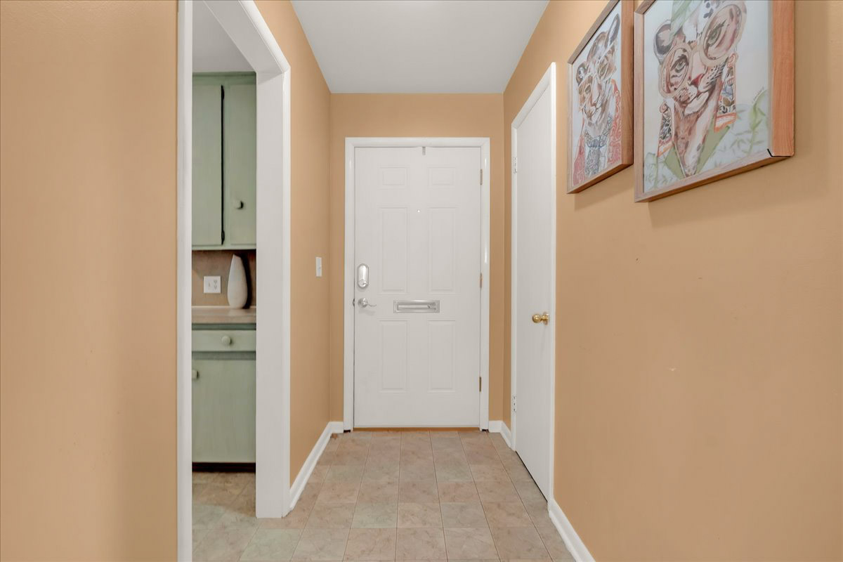 2810 S Hudson Avenue Property Photo 8