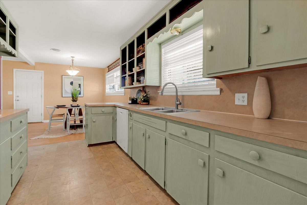 2810 S Hudson Avenue Property Photo 32
