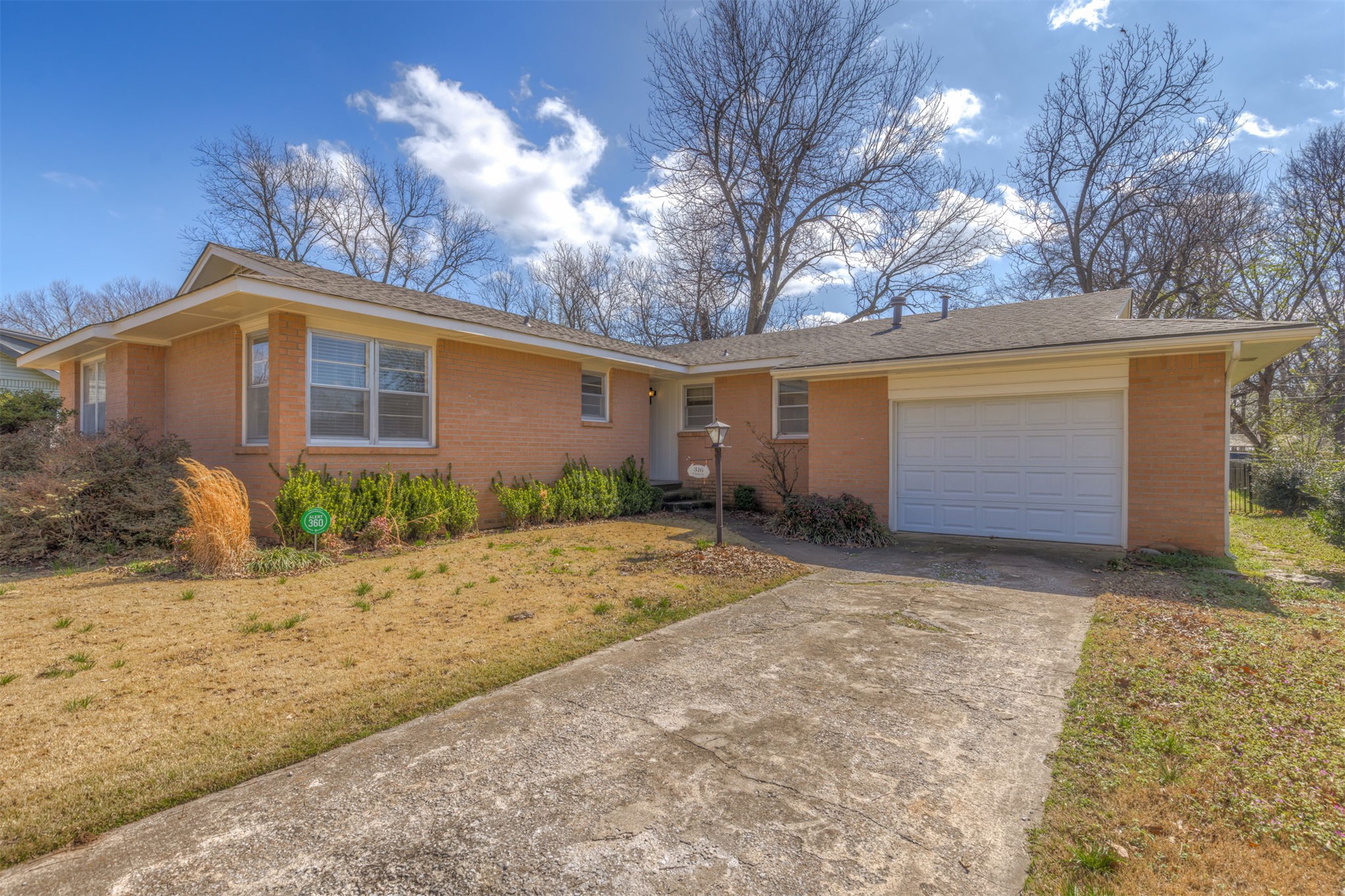 316 E Pecan Street Property Photo 4