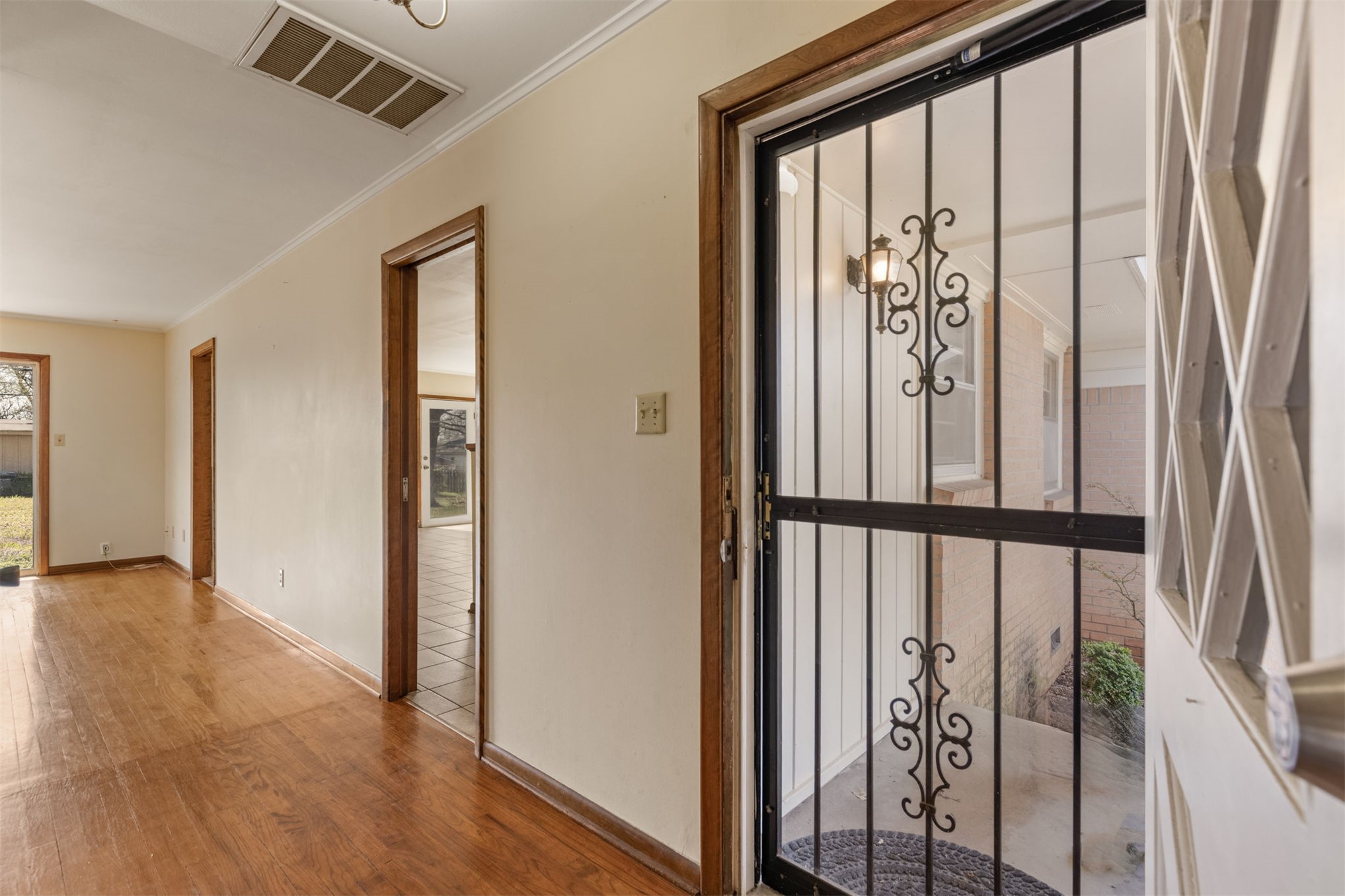 316 E Pecan Street Property Photo 6