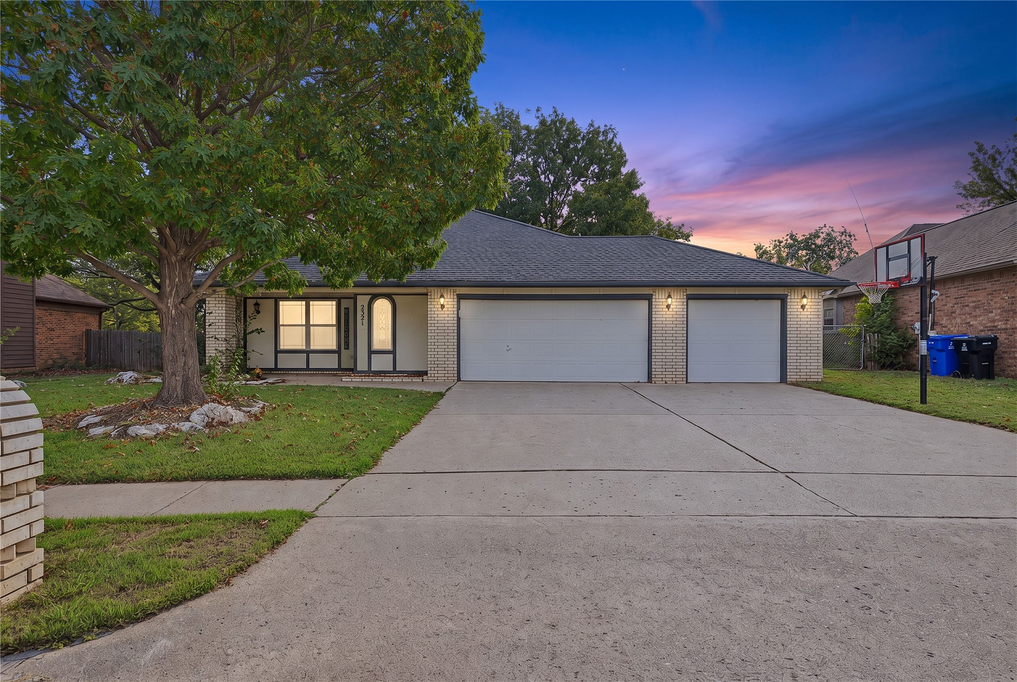 2321 W Twin Oaks Street Property Photo 1