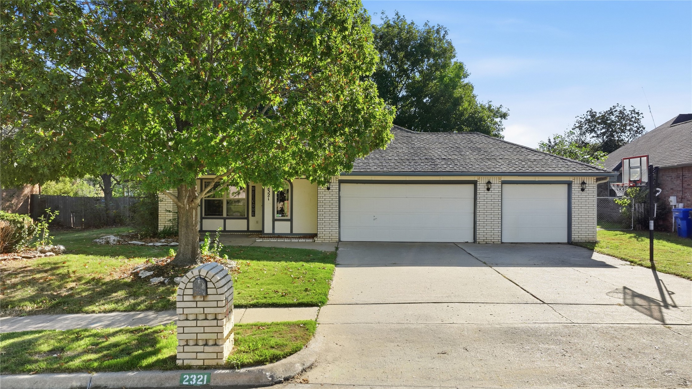2321 W Twin Oaks Street Property Photo 2