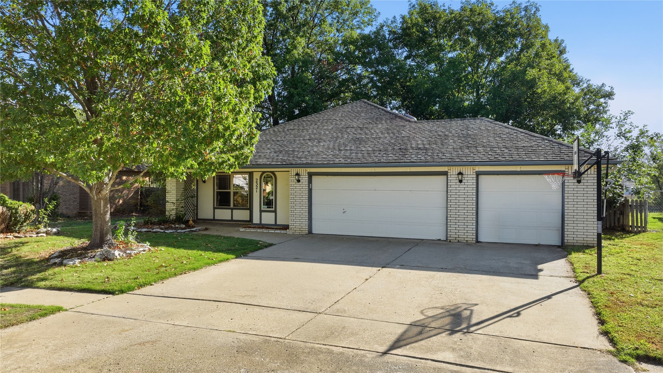 2321 W Twin Oaks Street Property Photo 3