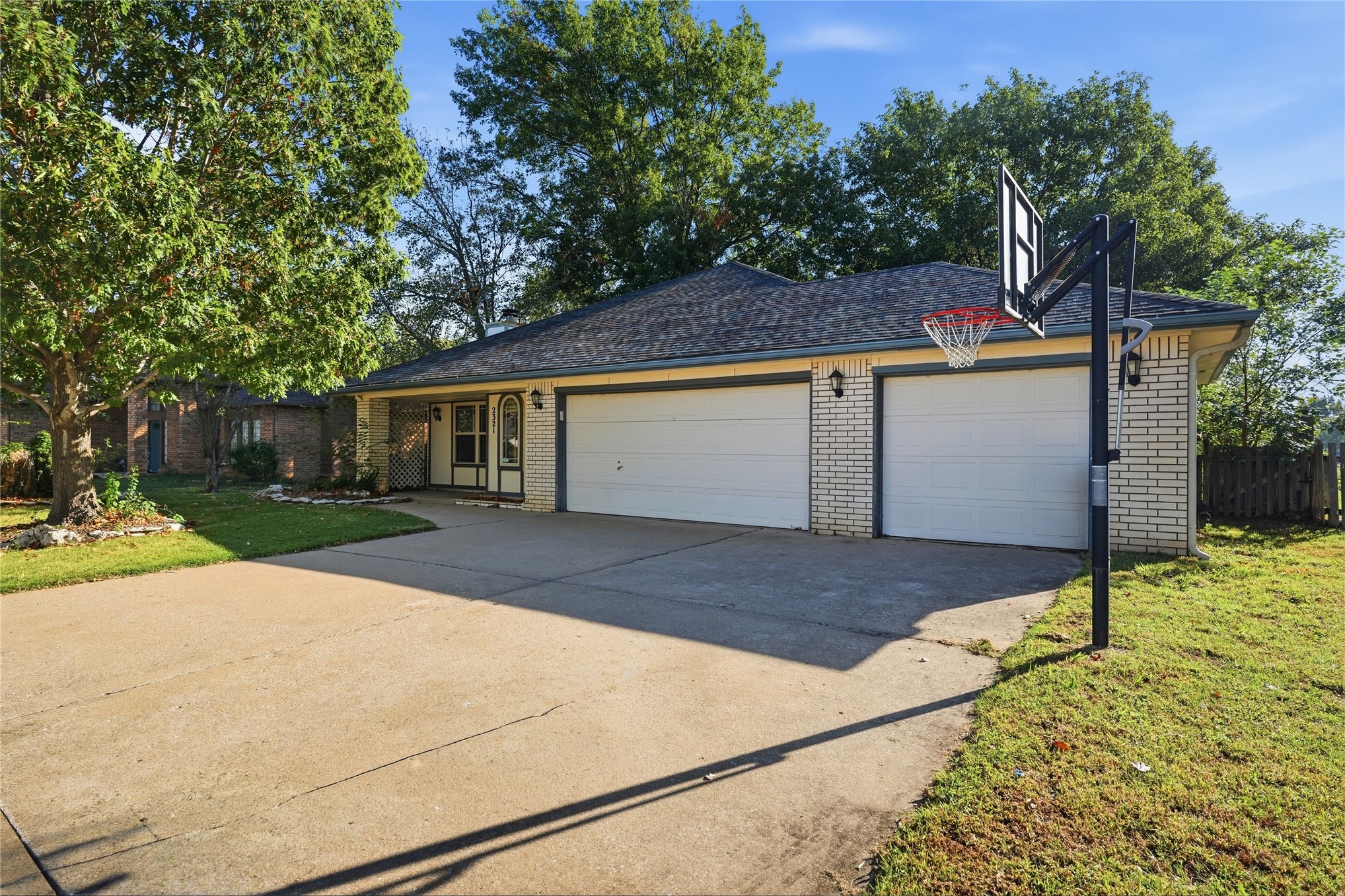 2321 W Twin Oaks Street Property Photo 8