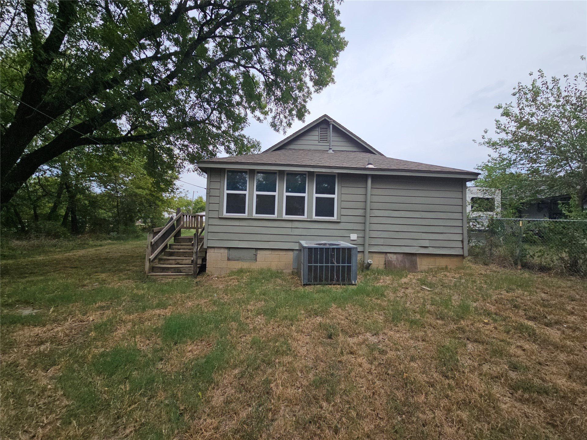 1128 E Arch Avenue Property Photo 3