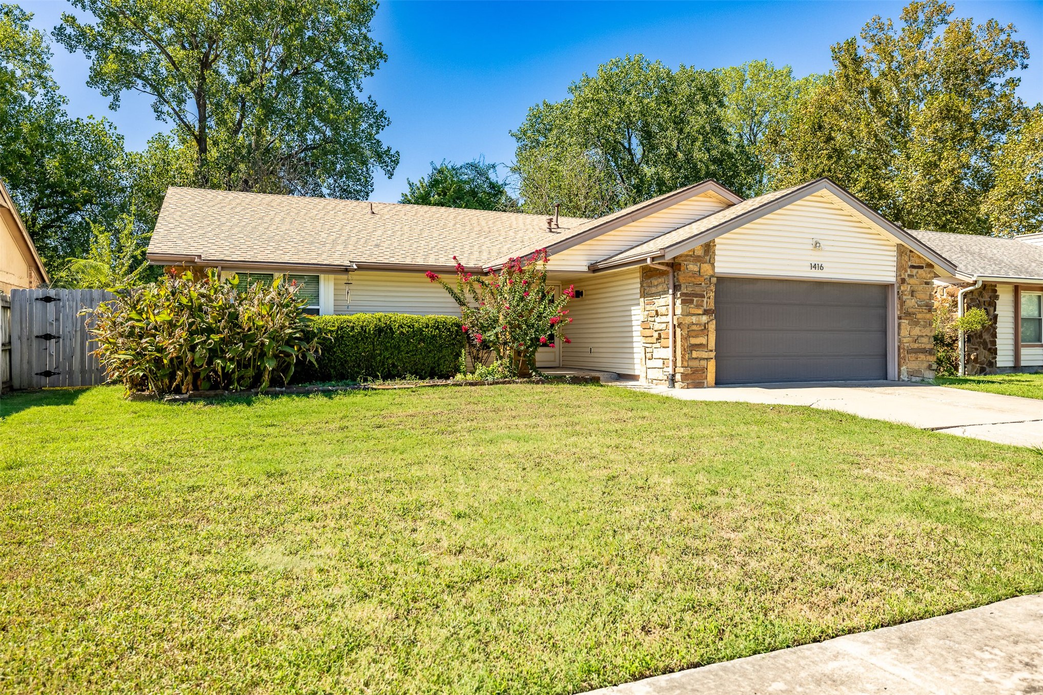 1416 N Juniper Place Property Photo 1