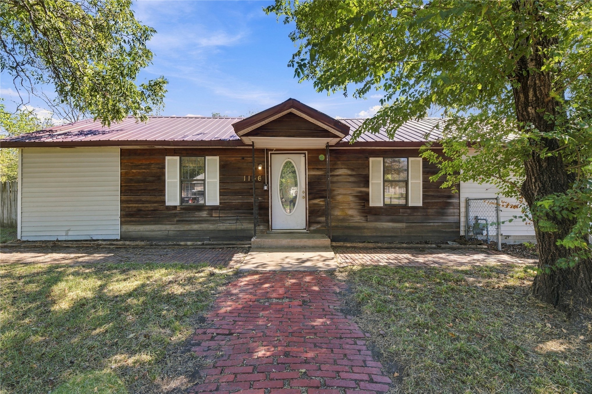 1136 S Maple Property Photo 1