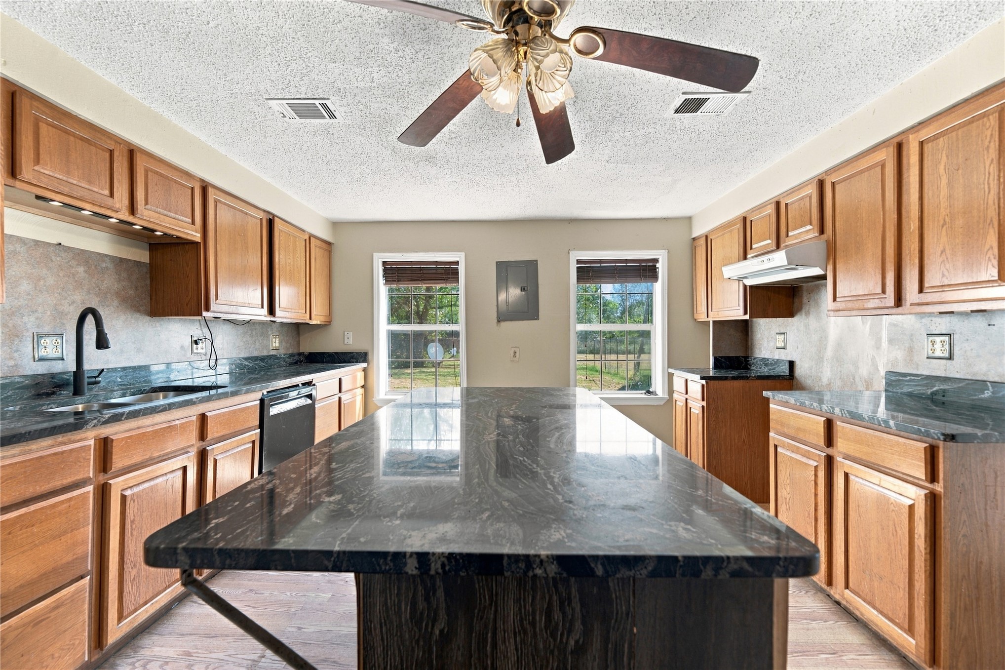 1136 S Maple Property Photo 5