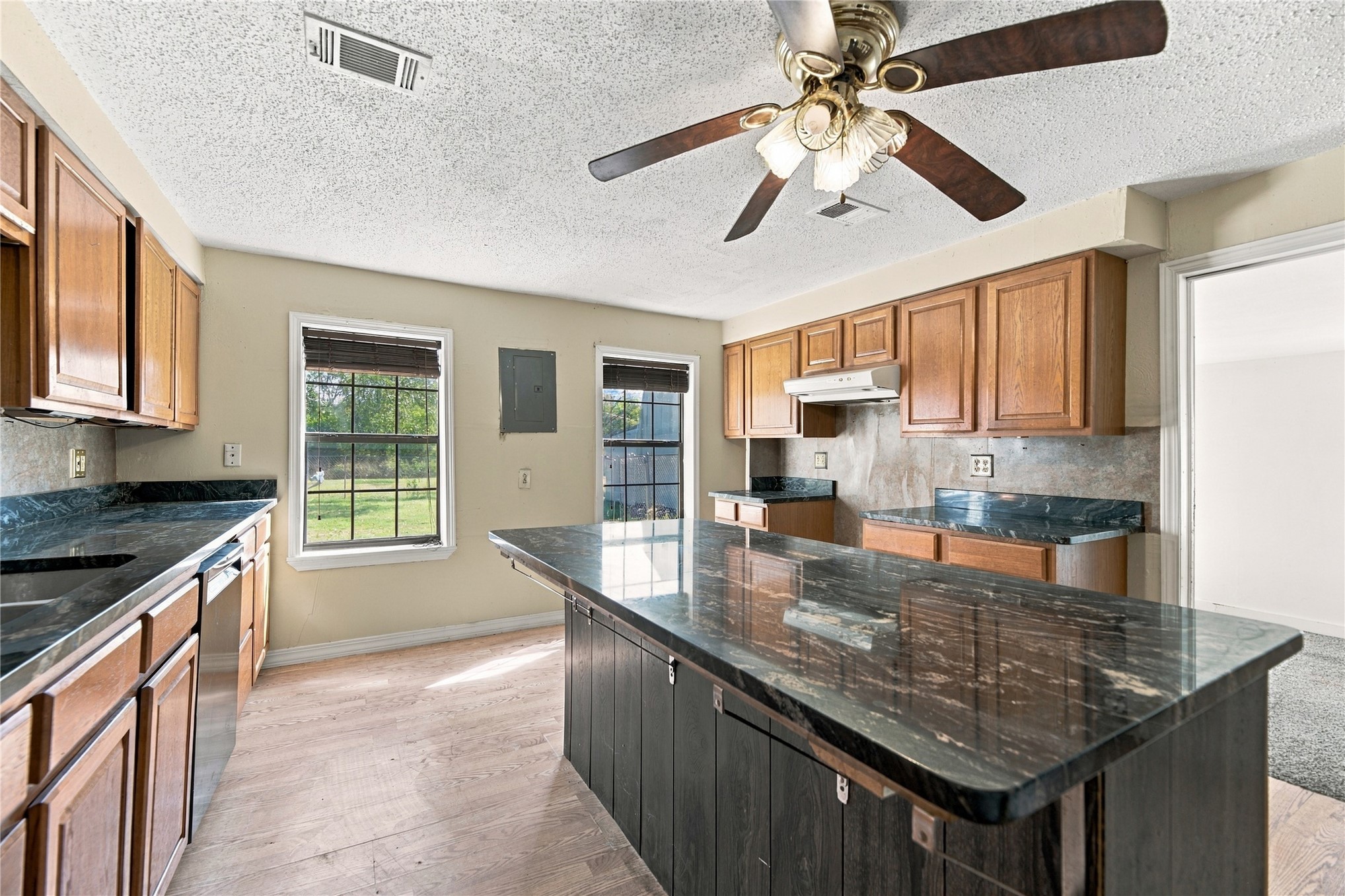 1136 S Maple Property Photo 6
