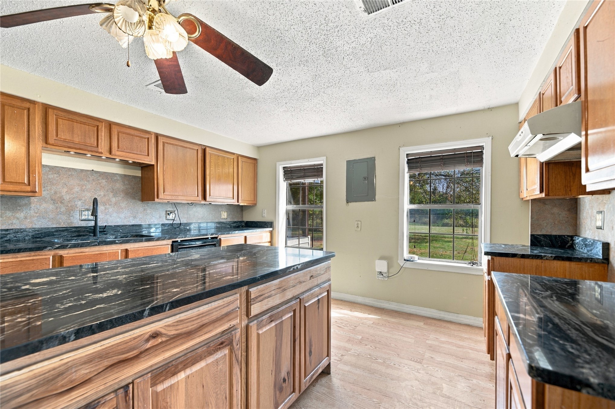 1136 S Maple Property Photo 7