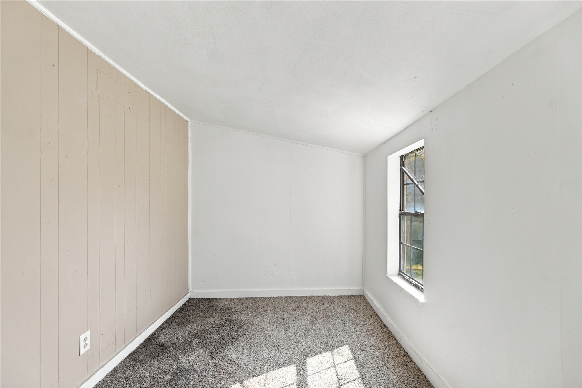 1136 S Maple Property Photo 8