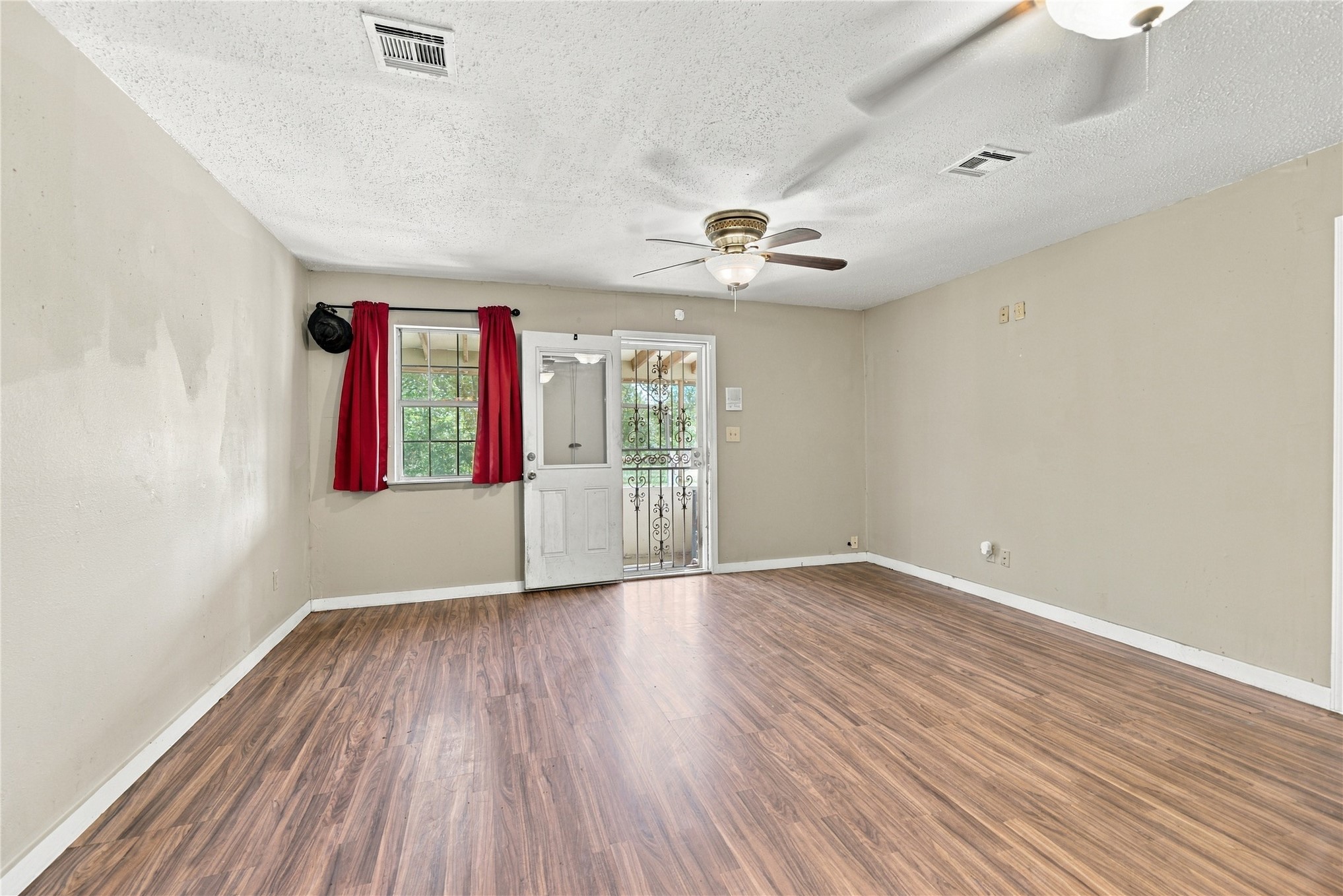 1136 S Maple Property Photo 16