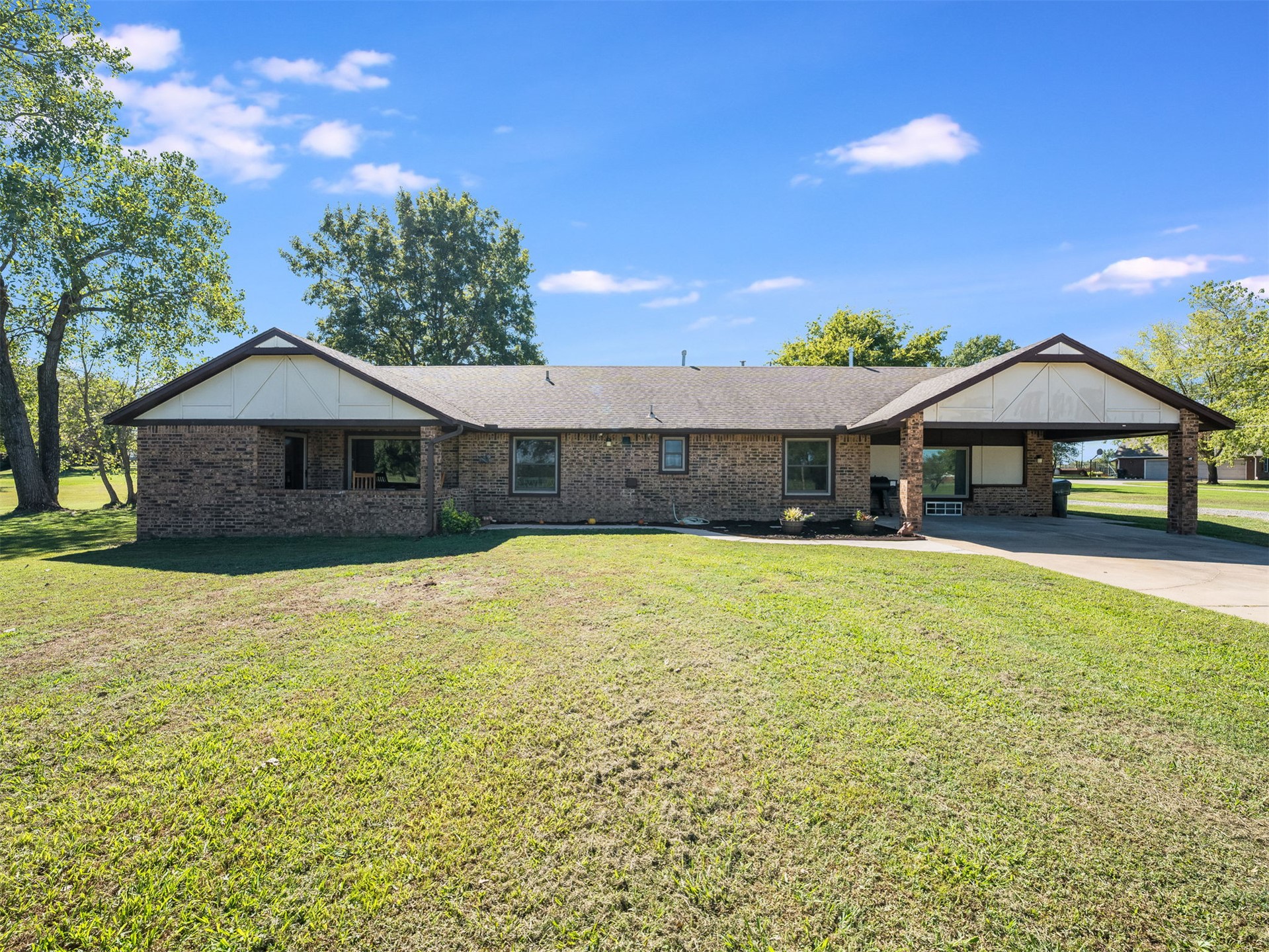 855 E Lowry Road Property Photo 1