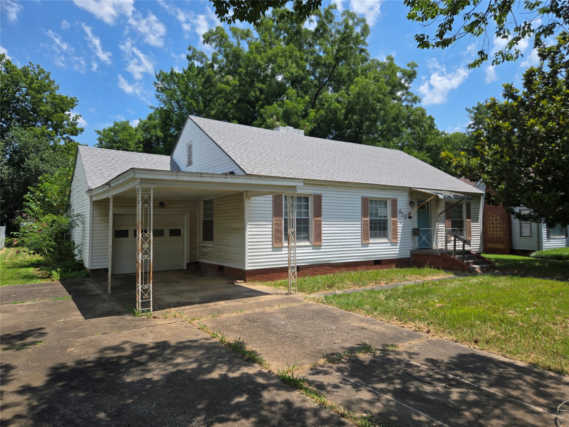 628 W Tahlequah Property Photo 3