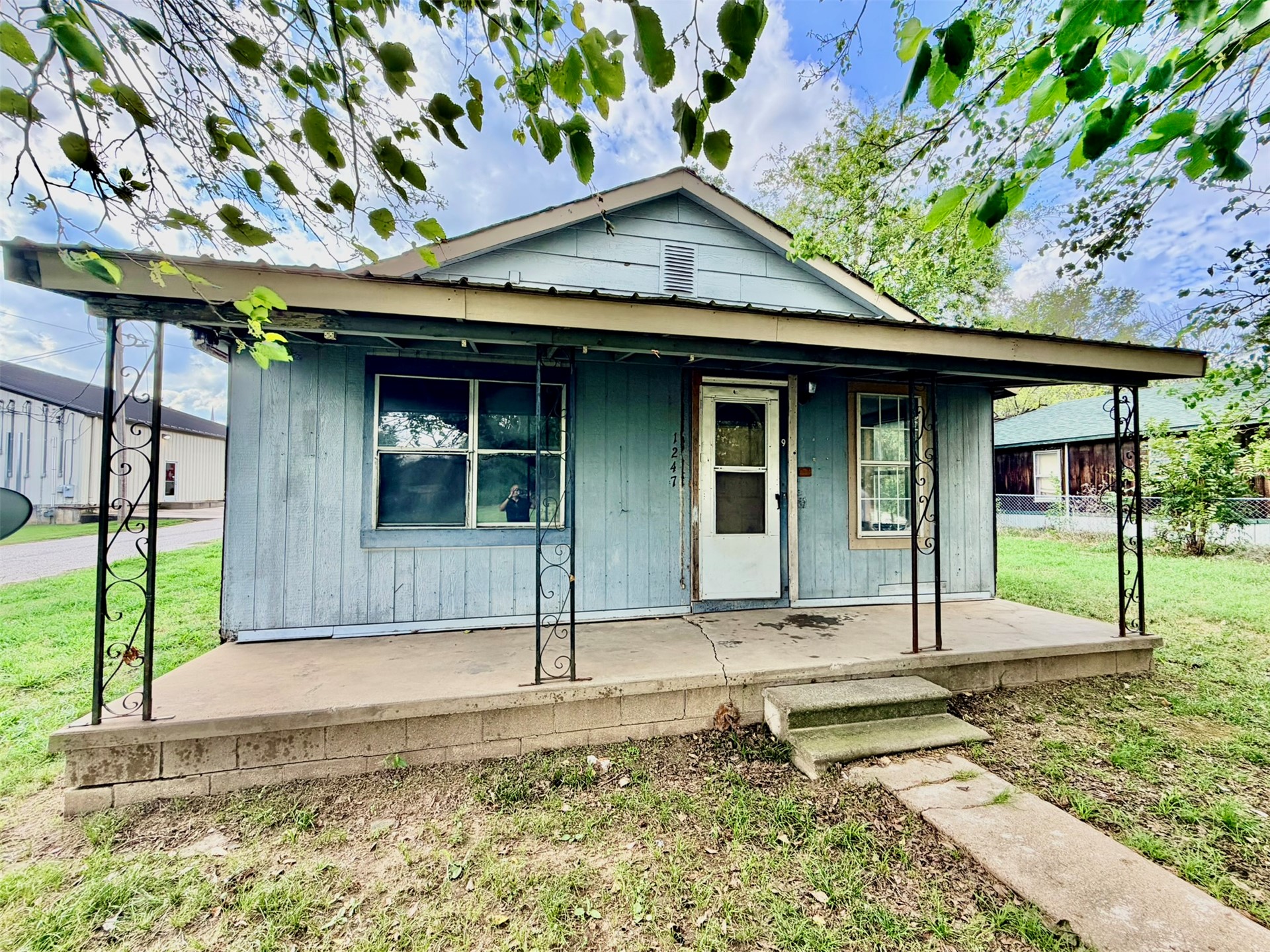 1247 S Choctaw Property Photo 2