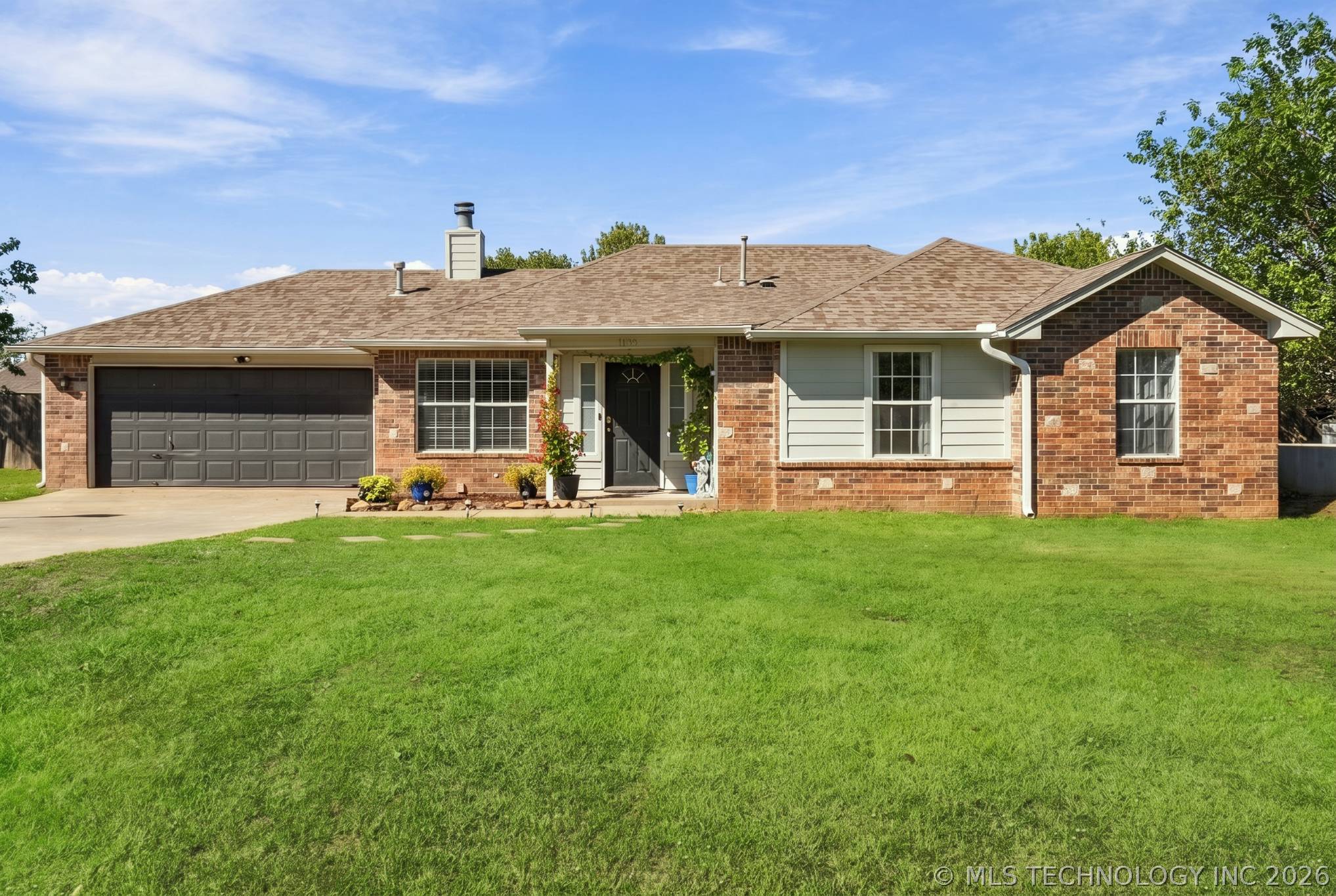1100 S Hummingbird Lane Property Photo 1