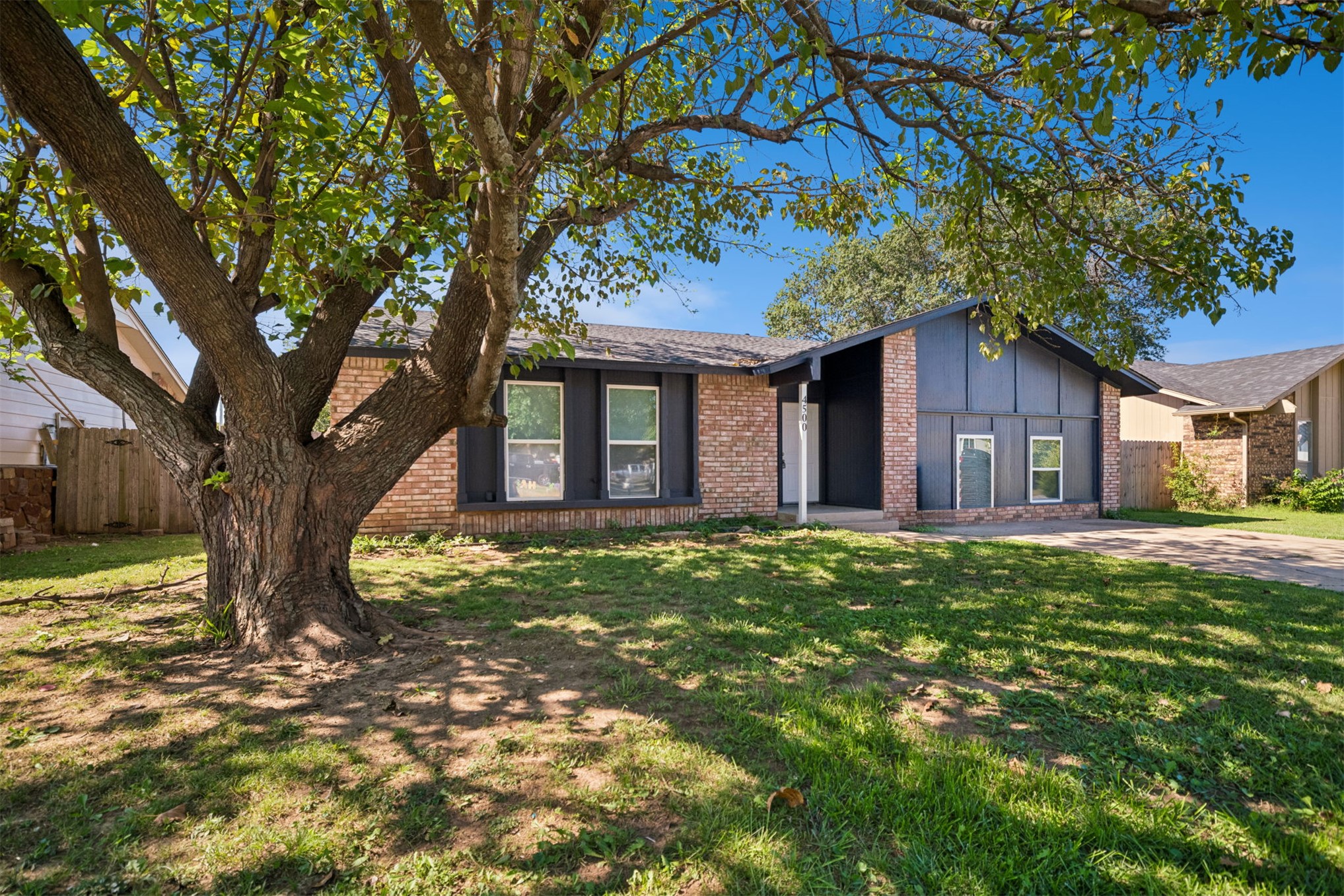 4500 S Elm Avenue Property Photo 1