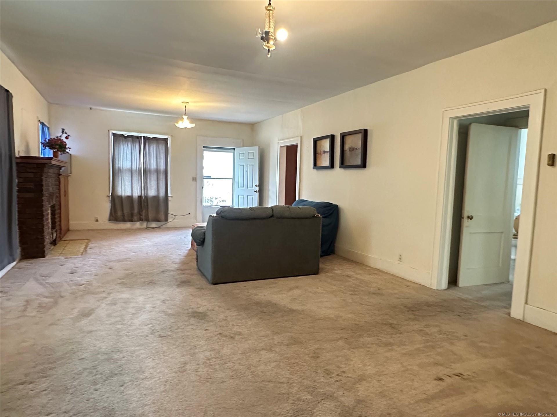 814 S Severs Street Property Photo 6