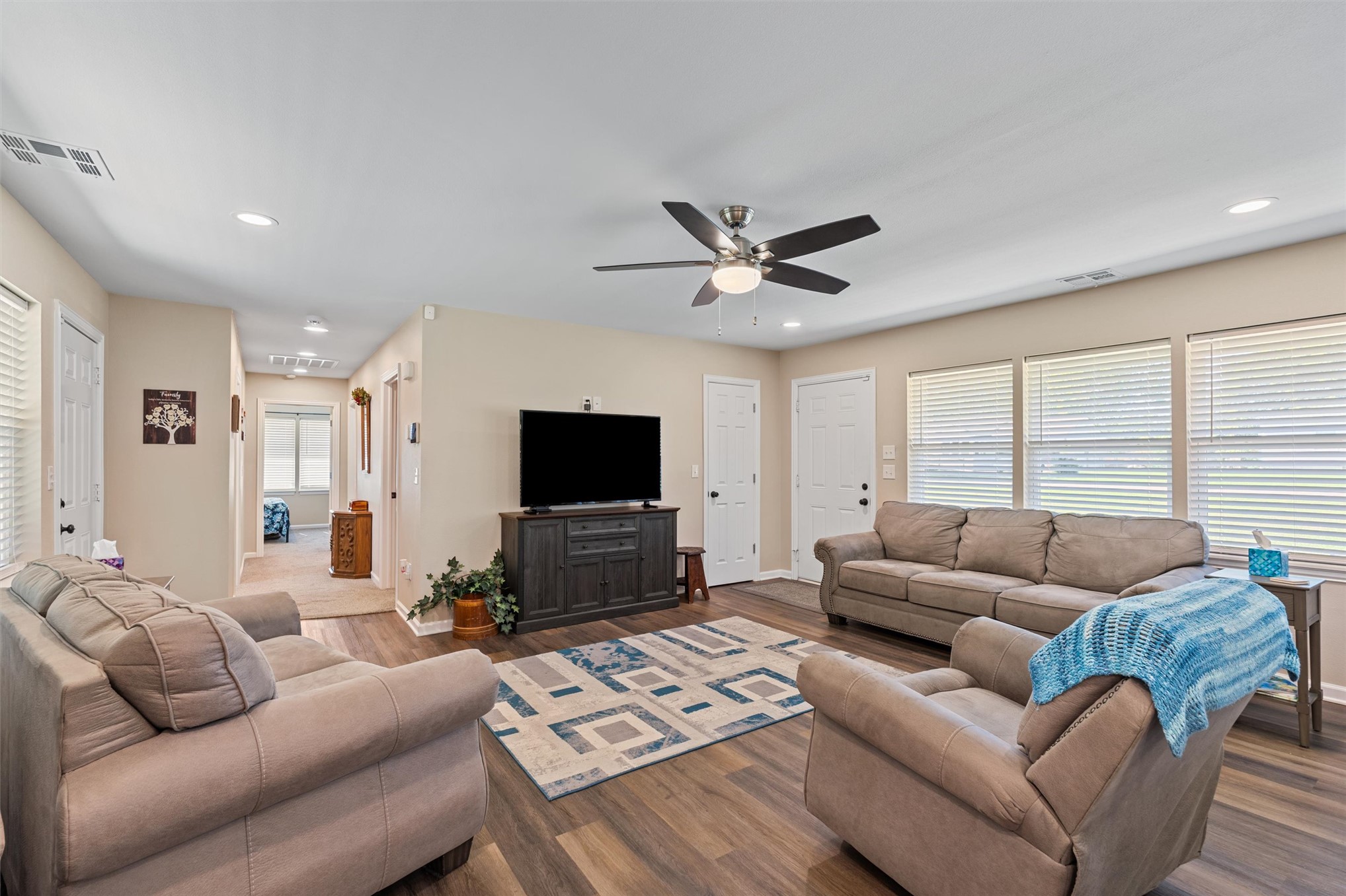 1600 Prairie Heights Property Photo 7