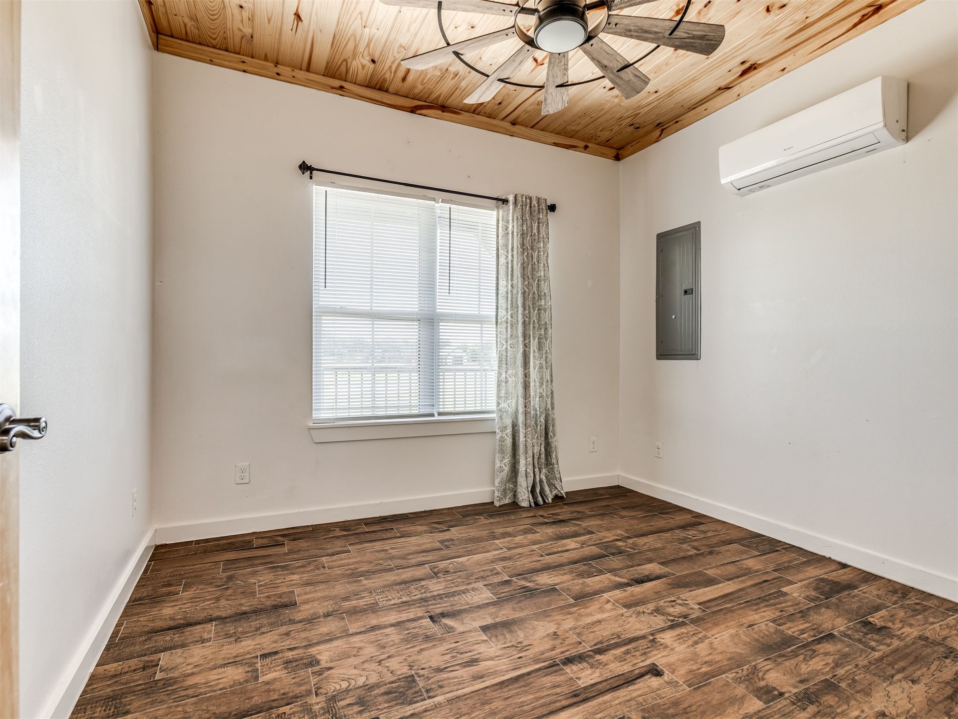 2809 E Wise Road Property Photo 16