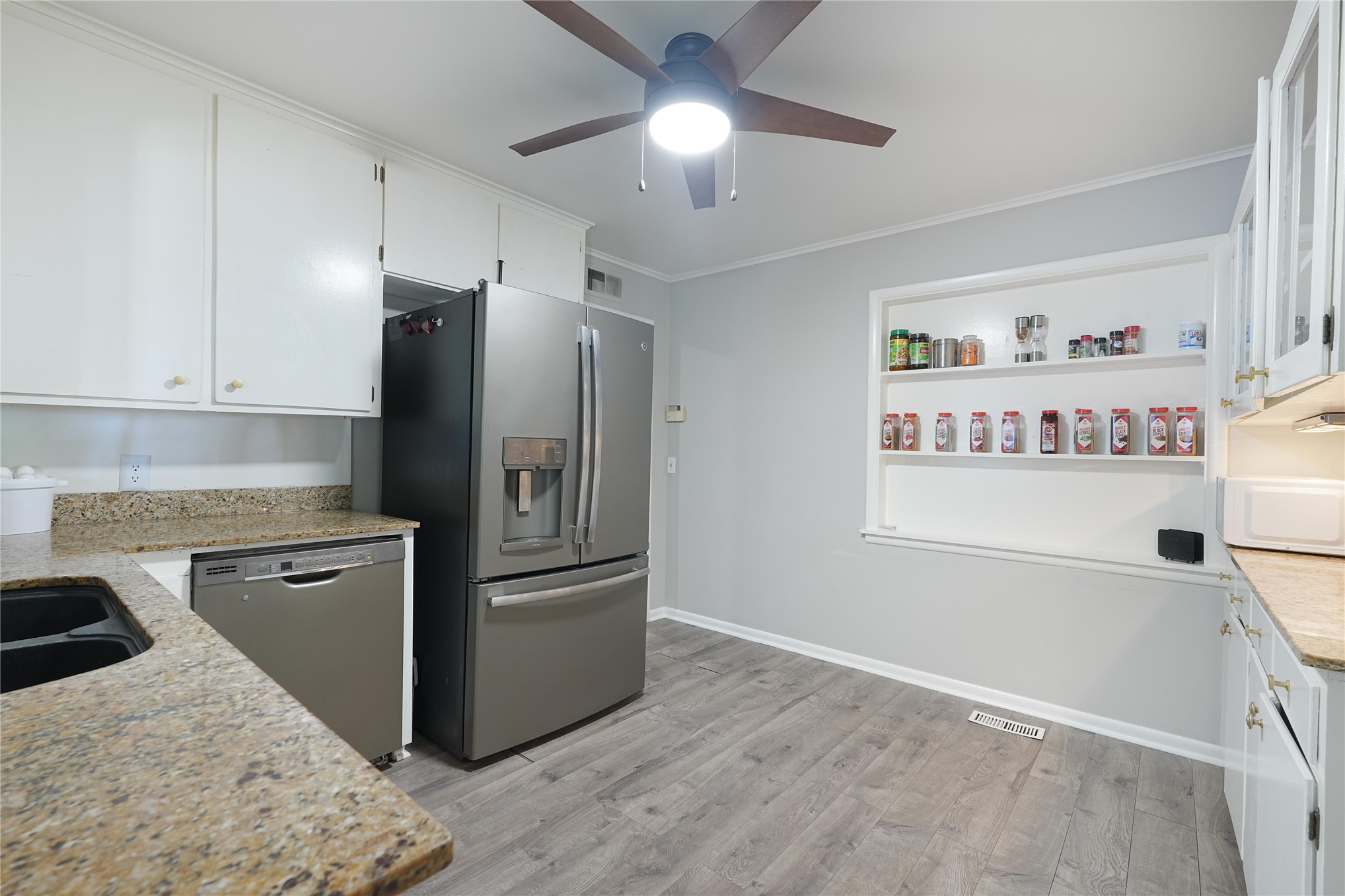 2407 S Norwood Avenue Property Photo 3