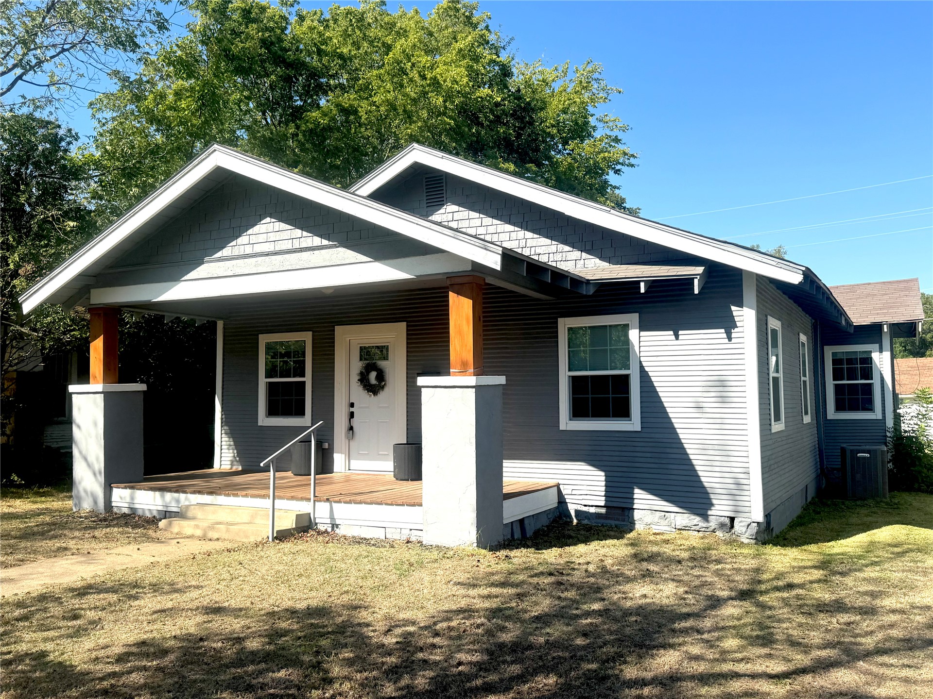 525 E Seminole Avenue Property Photo 1