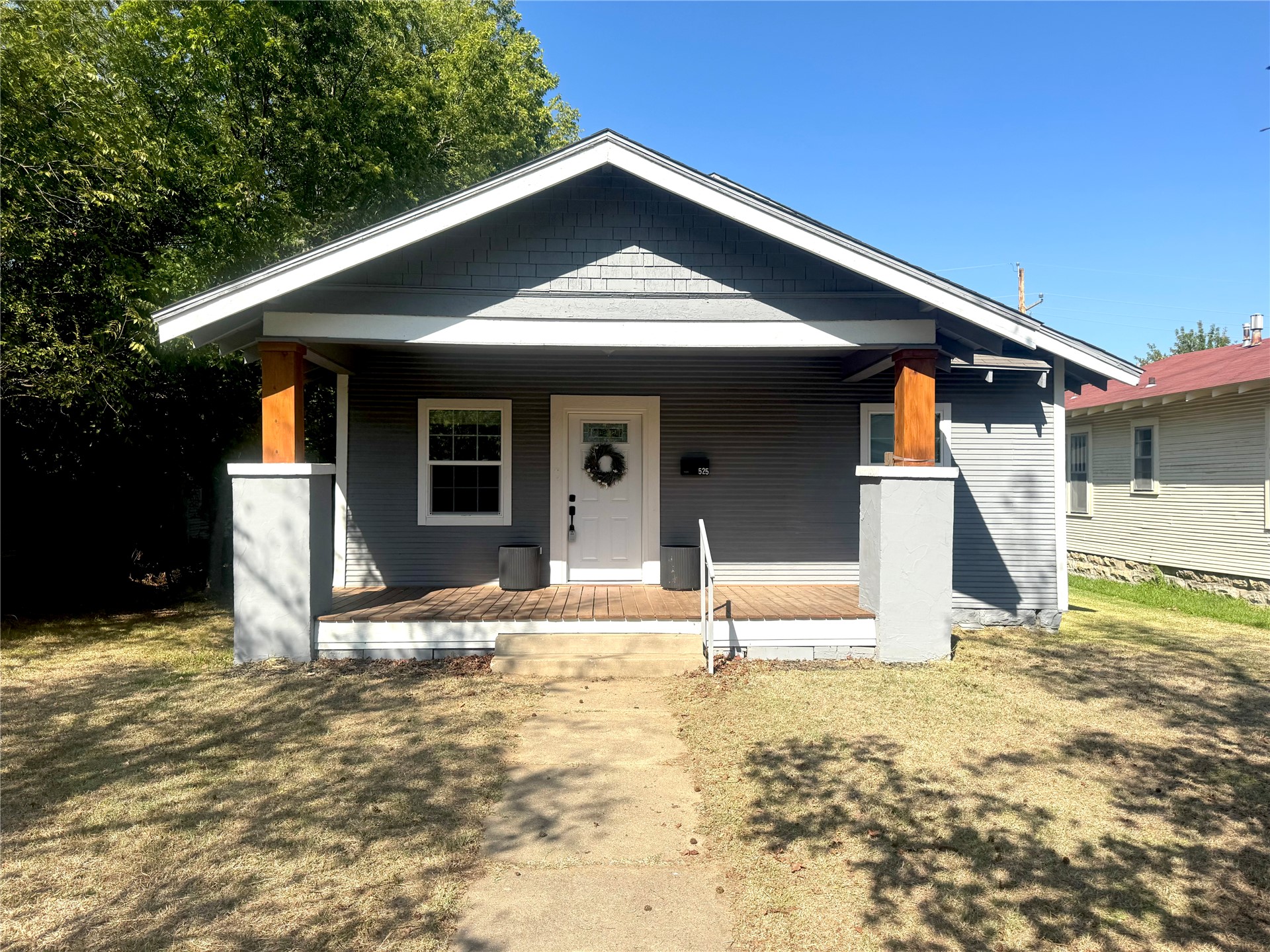 525 E Seminole Avenue Property Photo 2