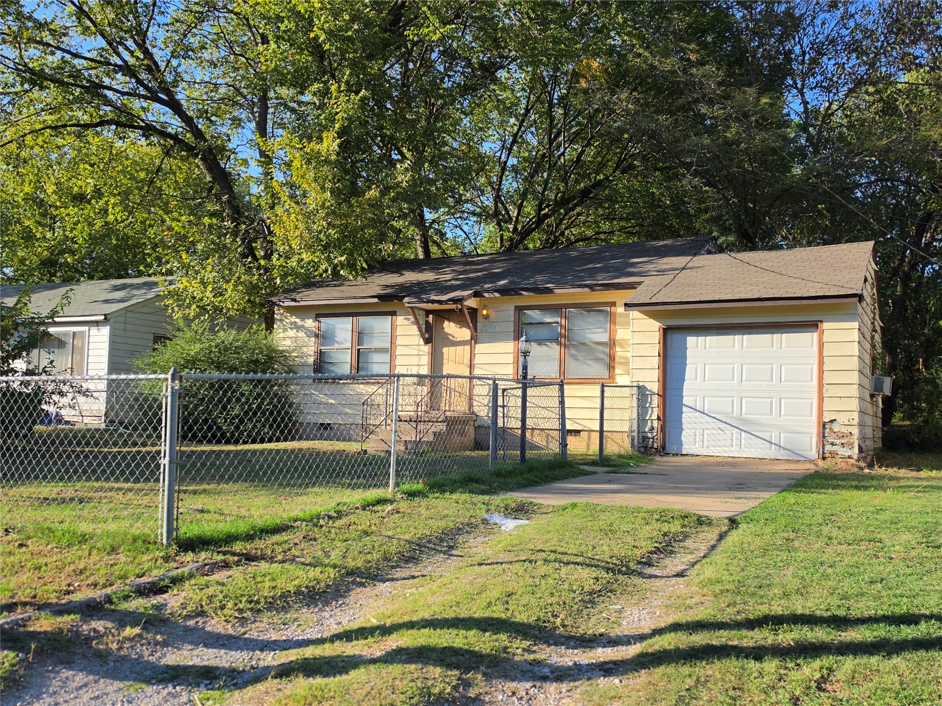 1810 W Spring Street Property Photo 2