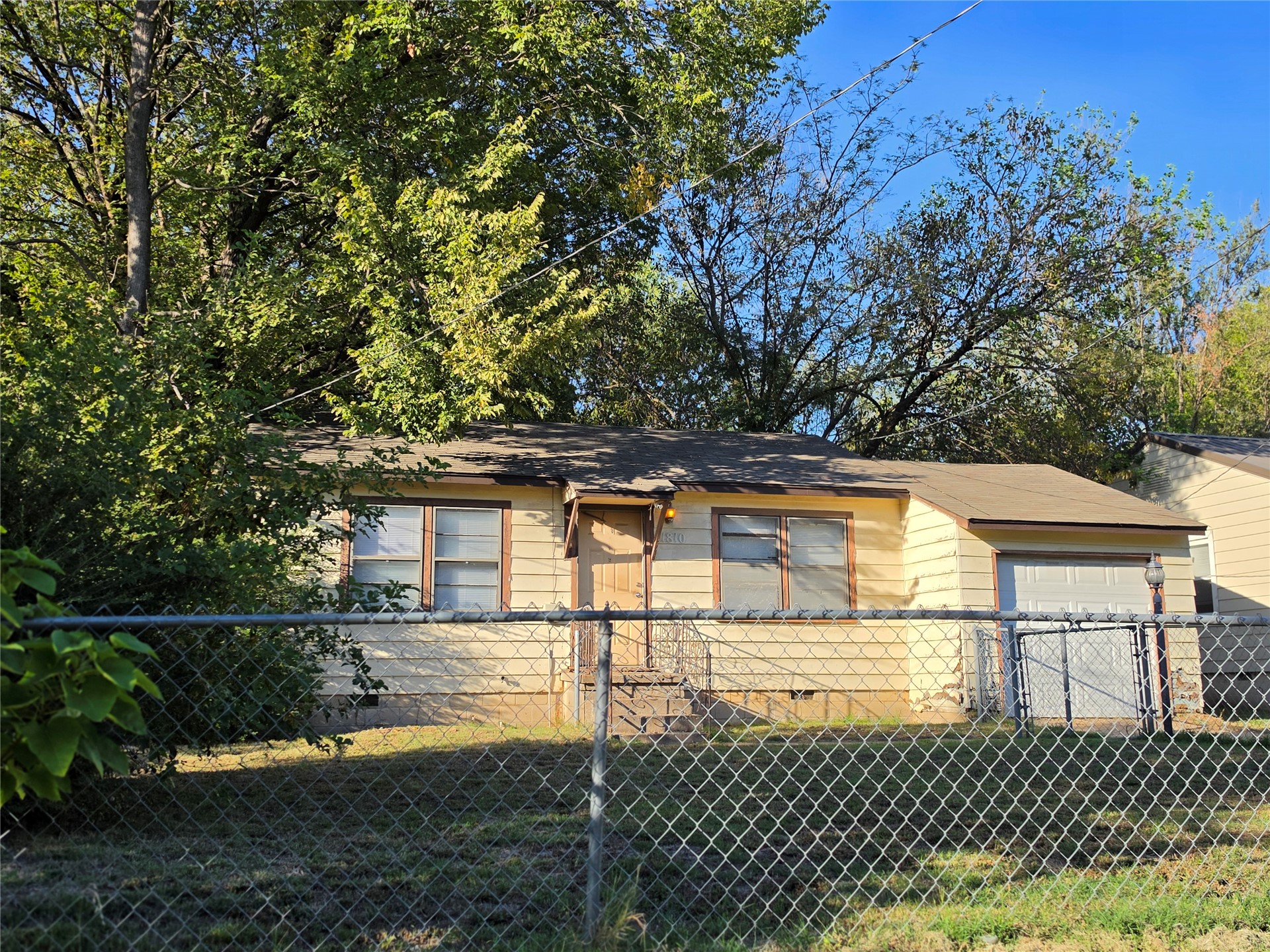 1810 W Spring Street Property Photo 3