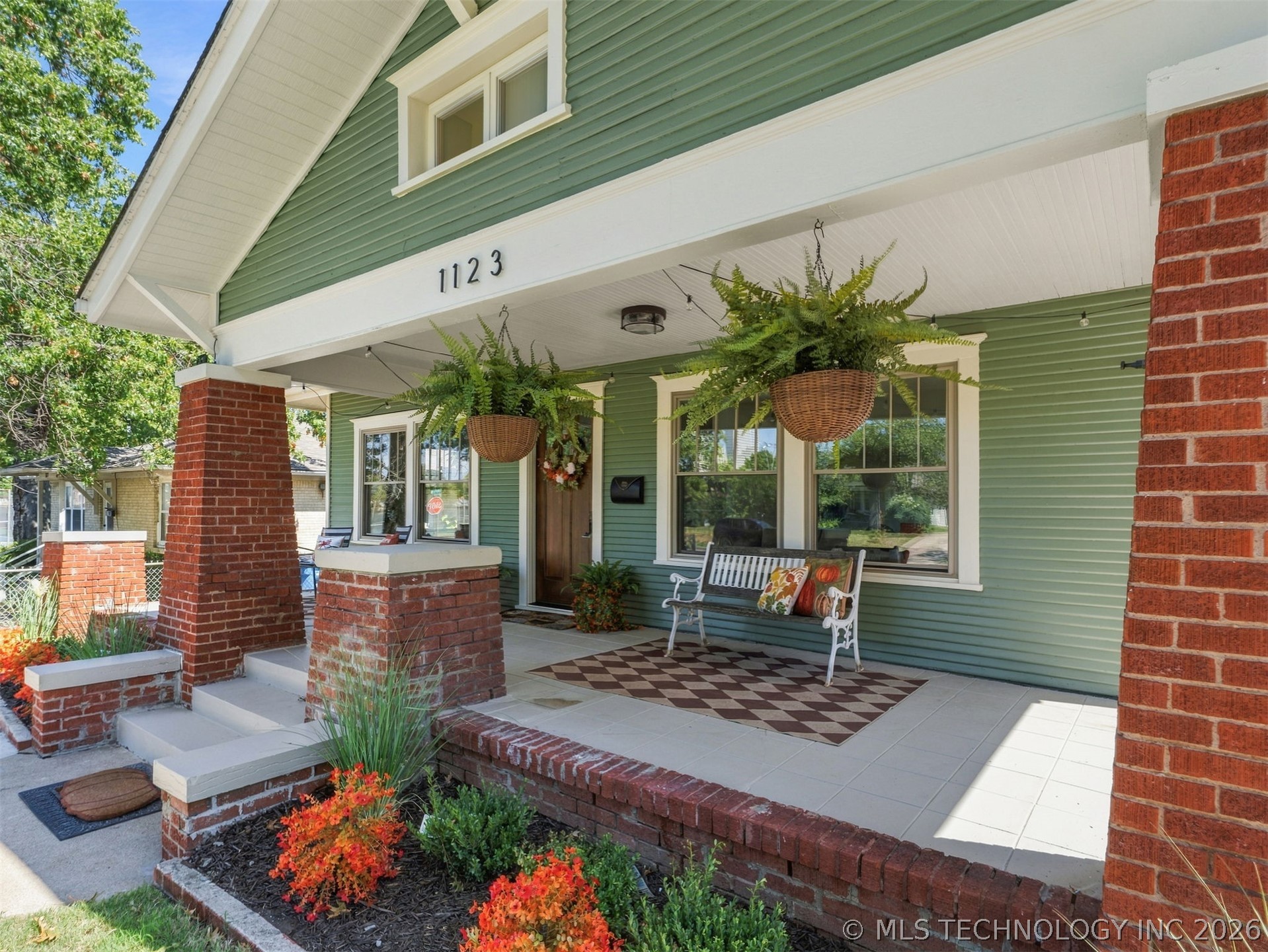 1123 S Newport Avenue Property Photo 3