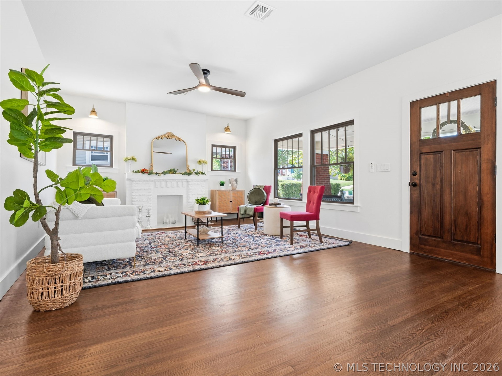 1123 S Newport Avenue Property Photo 4