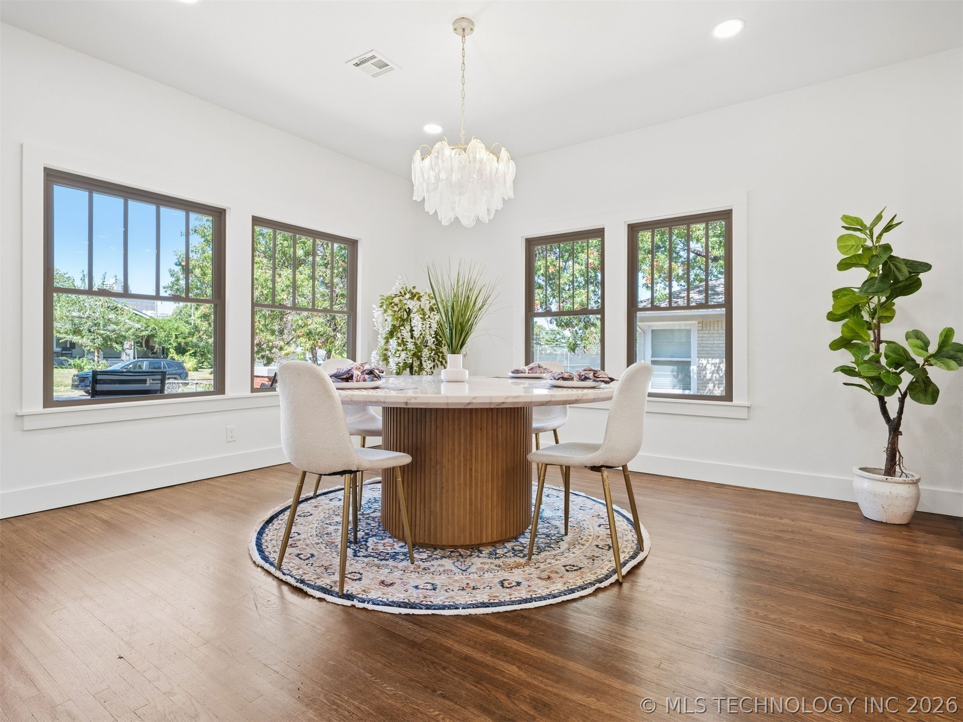 1123 S Newport Avenue Property Photo 8