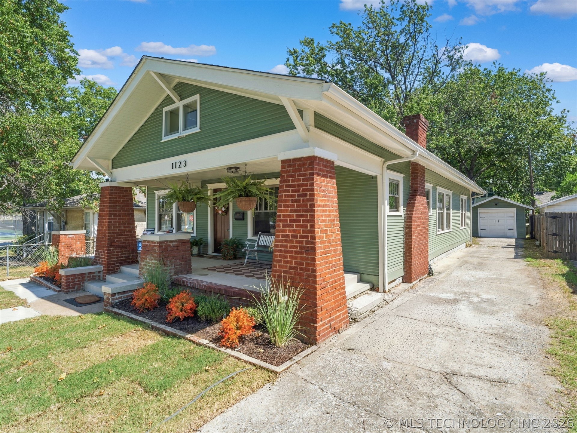 1123 S Newport Avenue Property Photo 37