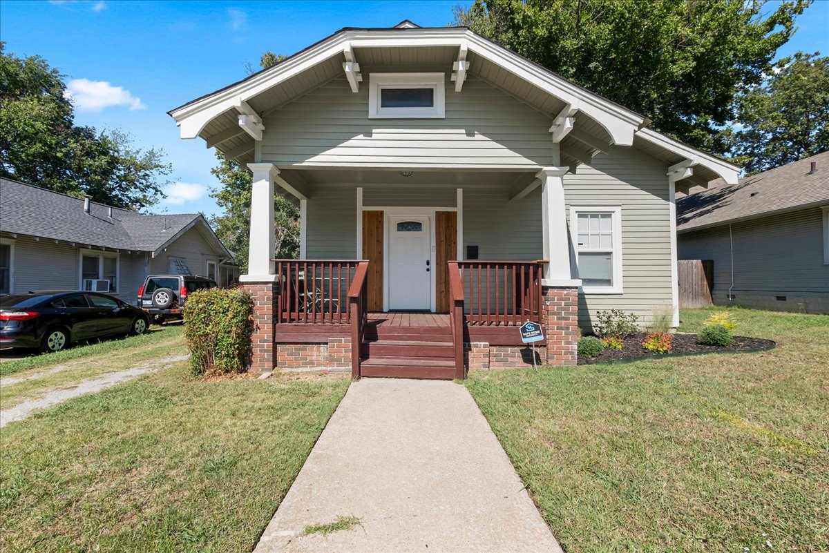 2629 E 8th Street Property Photo 4
