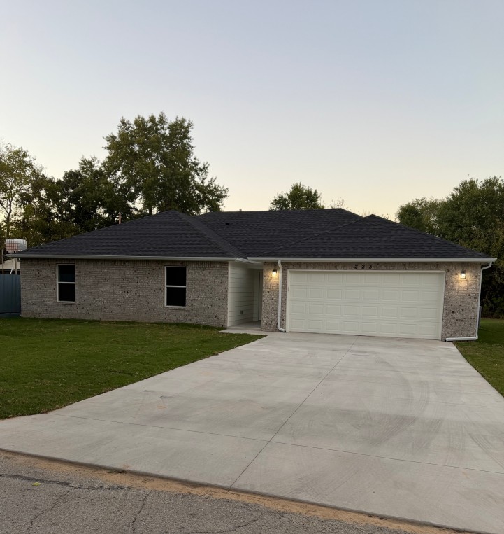223 E Ross Avenue Property Photo 1