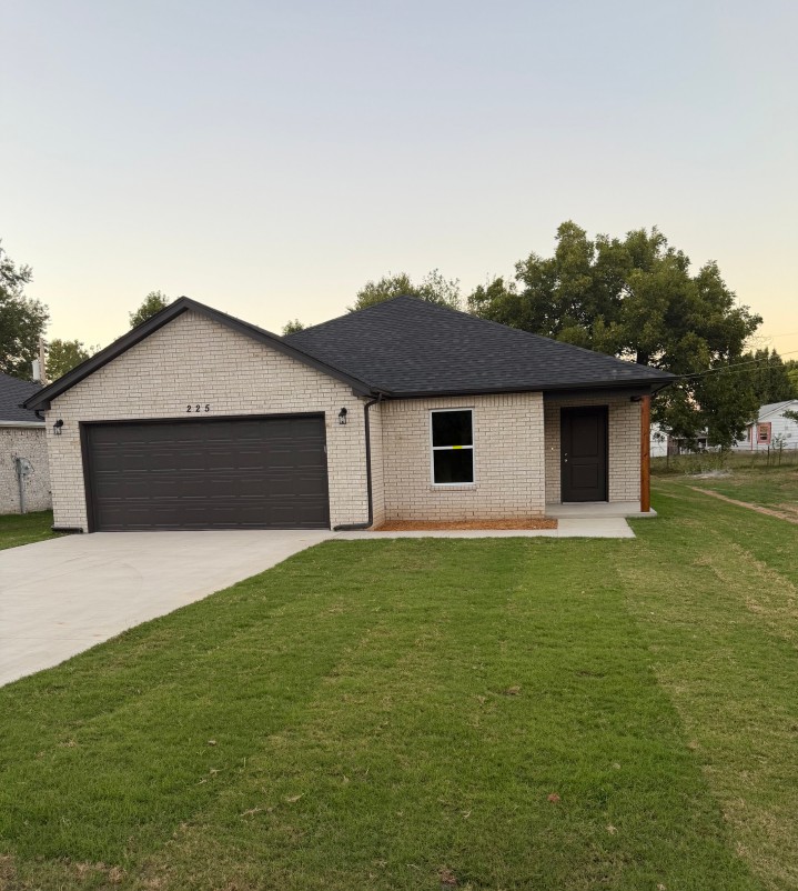 225 E Ross Avenue Property Photo 1