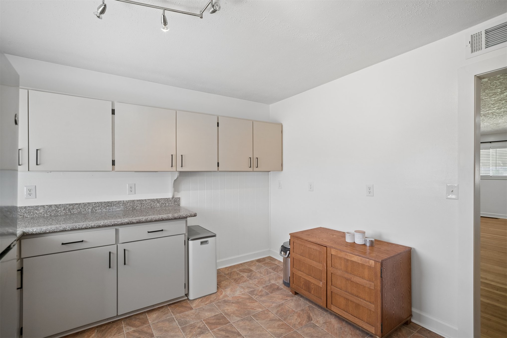5731 E 22nd Place Property Photo 13